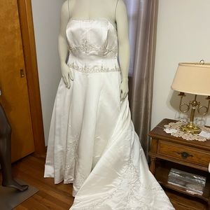 Jasmine plus size 26 ivory wedding gown